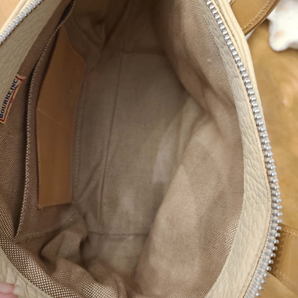 Vintage Dooney & Bourke Cream Tote with Tan Handles - Picture 5 of 7